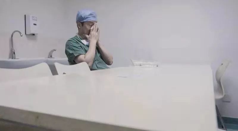 【暖医·1949-2019】“我不是超人”，也有藏在口罩后的千面