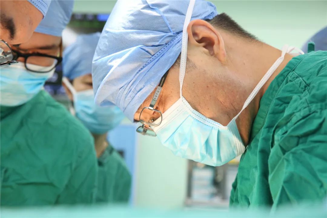 【暖医·1949-2019】“我不是超人”，也有藏在口罩后的千面