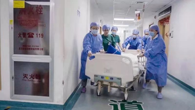 【暖医·1949-2019】“我不是超人”，也有藏在口罩后的千面