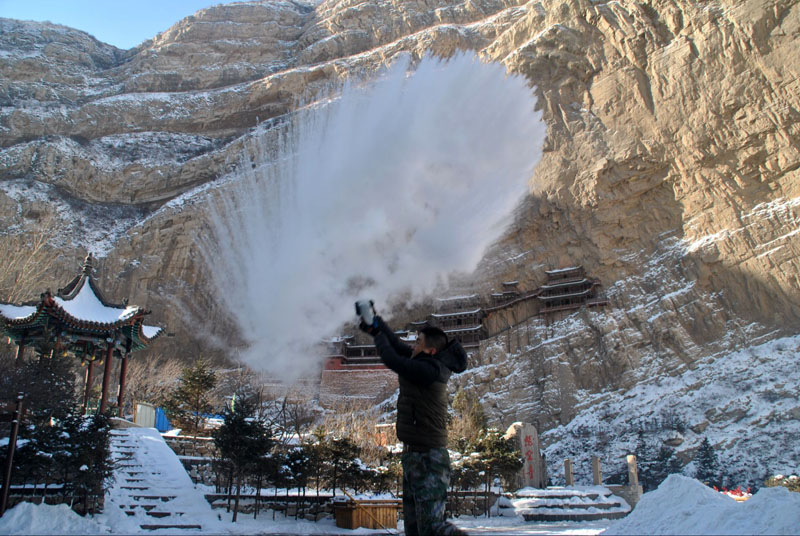 山西大同悬空寺零下30度&#160;洒水成冰现美景(组图)
