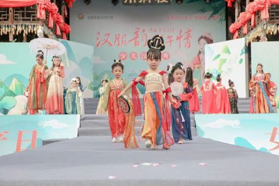 汉服韵 端午情——恩施非遗宣传展示暨端午文化节活动上演汉服秀 汉服韵 端午情——恩施非遗宣传展示暨端午文化节活动上演汉服秀