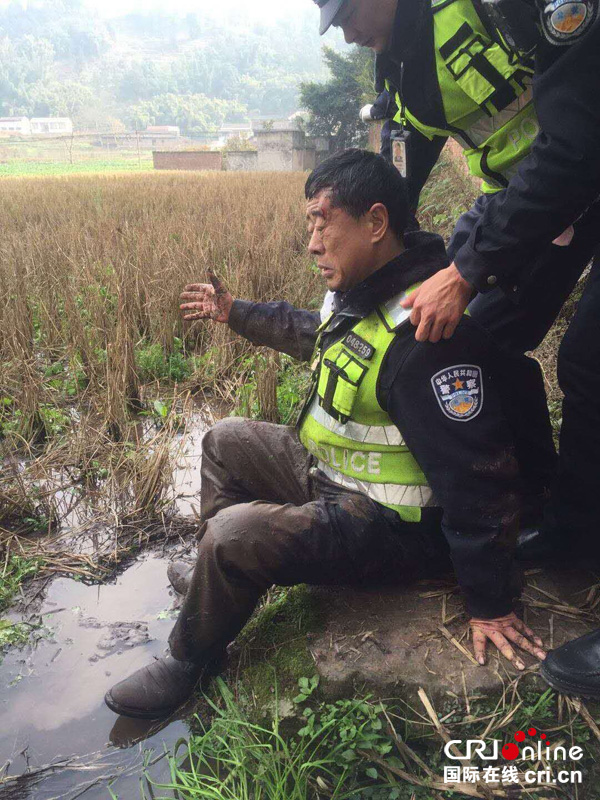 图片默认标题_fororder_同事扶起受伤的陈庆