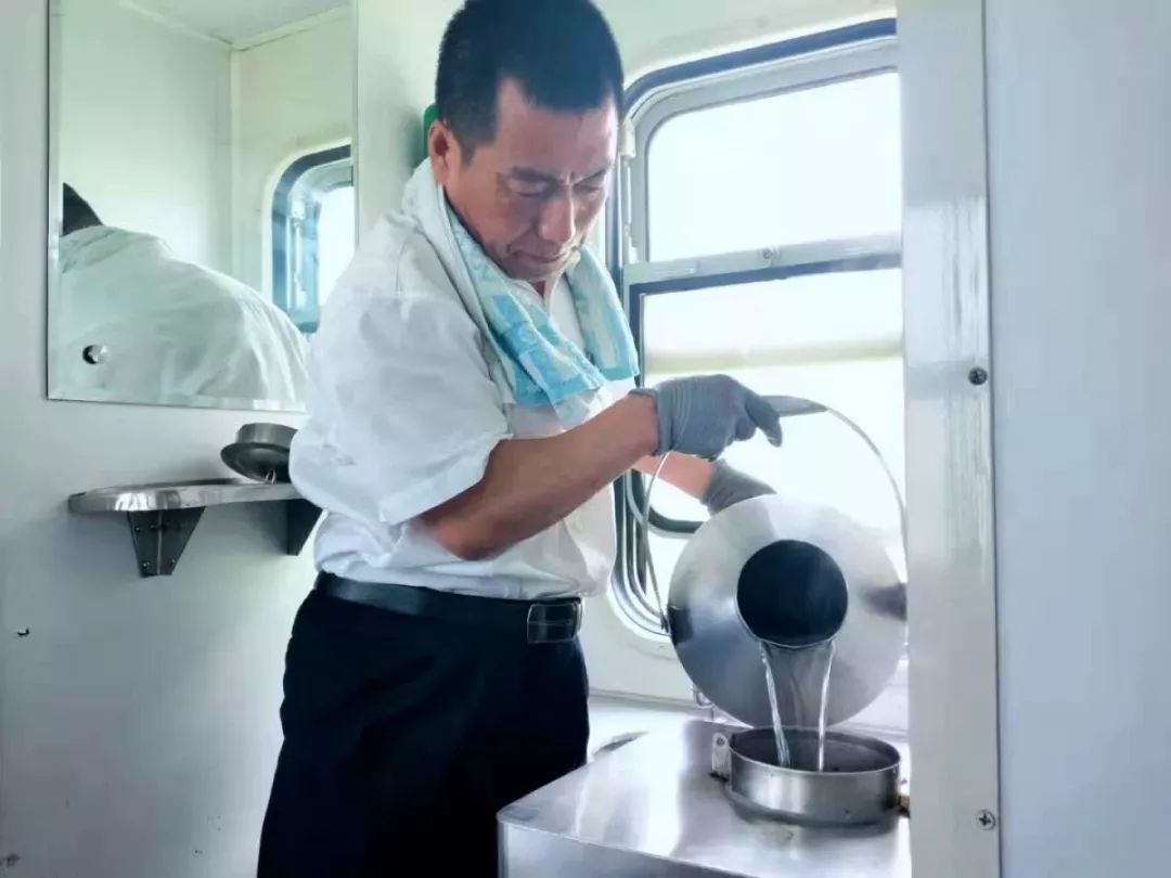 这份工作冬天最热、夏天更热！