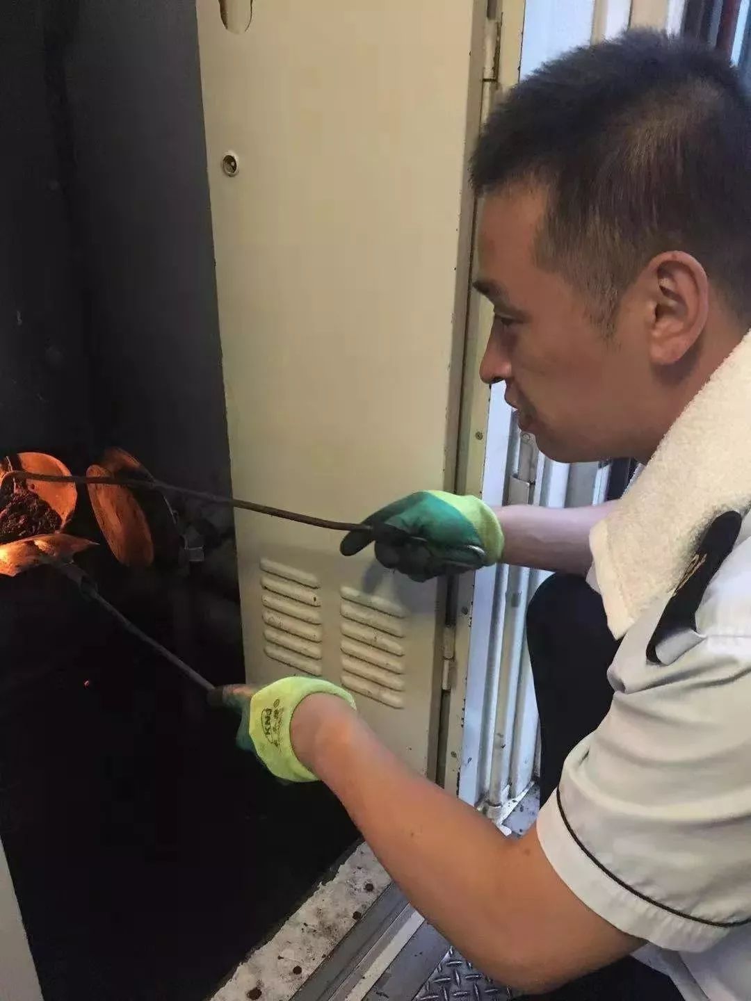 这份工作冬天最热、夏天更热！