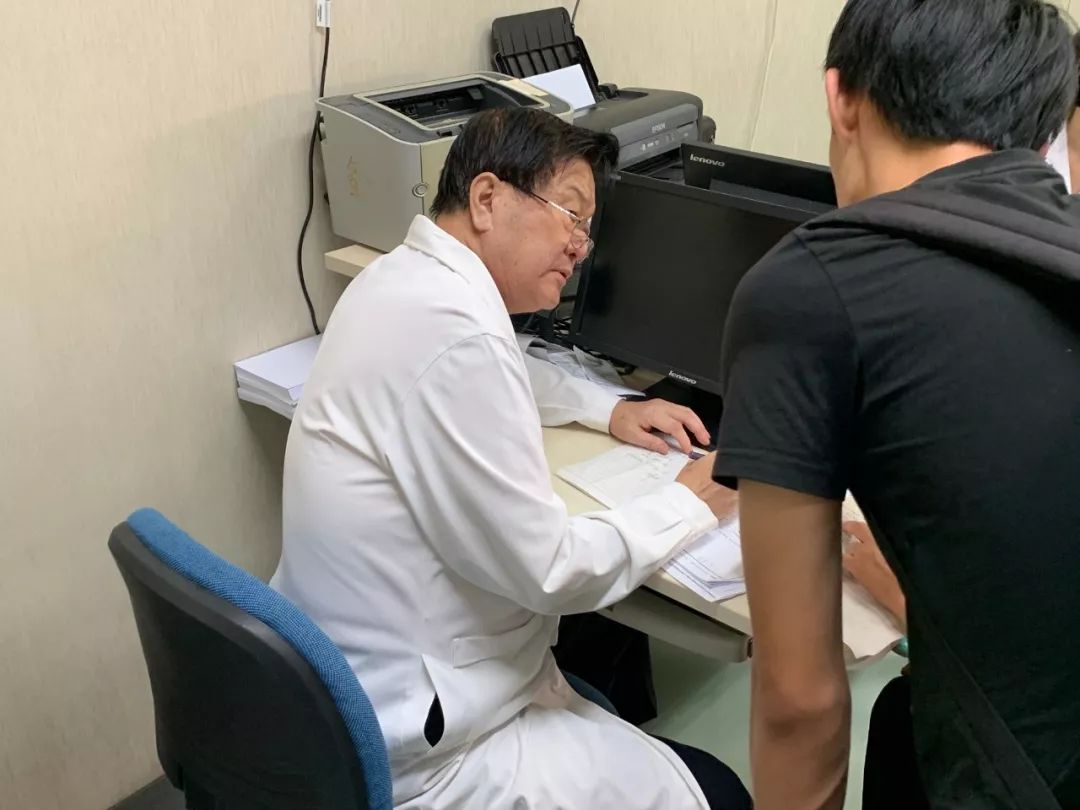 从赤脚医生到心内科专家，他留下近百本纪念册……