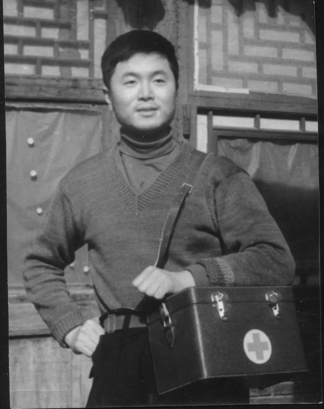 从赤脚医生到心内科专家，他留下近百本纪念册……