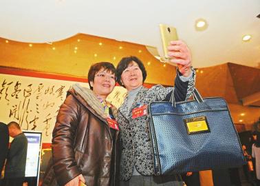 （两会-花絮）抓拍机“扫会” 委员表情包亮眼