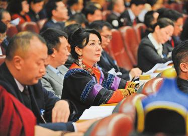 （两会-花絮）抓拍机“扫会” 委员表情包亮眼