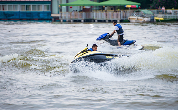 自贡:看最美日出体验星空露营 “信步沿滩·乡村露营季”系列活动正式开启_fororder_5摩托艇表演(摄影-廖志全)