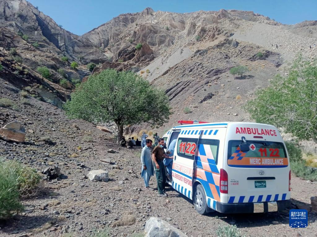 巴基斯坦一客车坠入山谷 至少18人死亡