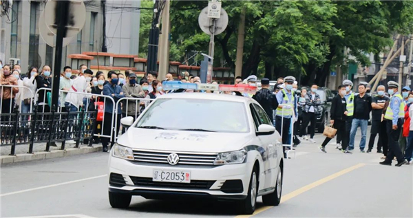 鞍山交警护航高考 助考生书写“有为”答卷_fororder_维持陪考家长的秩序。供图 鞍山交警