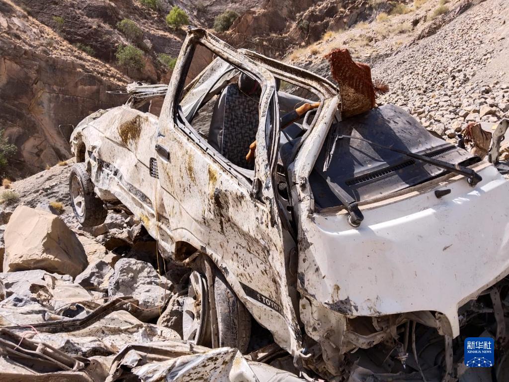 巴基斯坦一客车坠入山谷 至少18人死亡