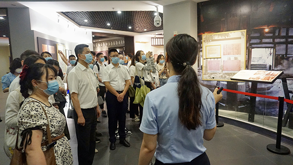 国际档案日|以巧手匠心修复历史 四川档案馆第十届“公众开放日”活动举办_fororder_活动现场2