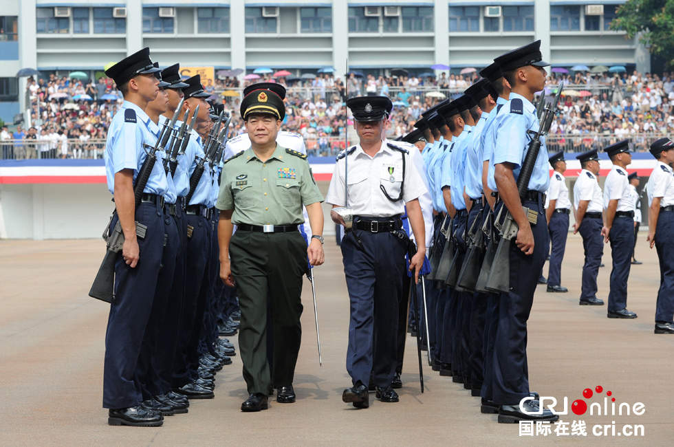 中国人民解放军驻香港部队司令员谭本宏检阅结业督察和学警.