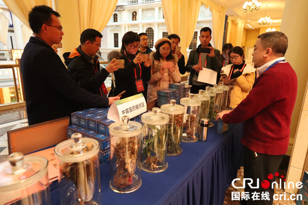 图片默认标题_fororder_嘉宾媒体了解兴文苗医苗药情况（申勇-摄）