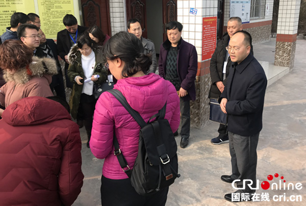 图片默认标题_fororder_检查组在凤来村凤来组访谈贫困户