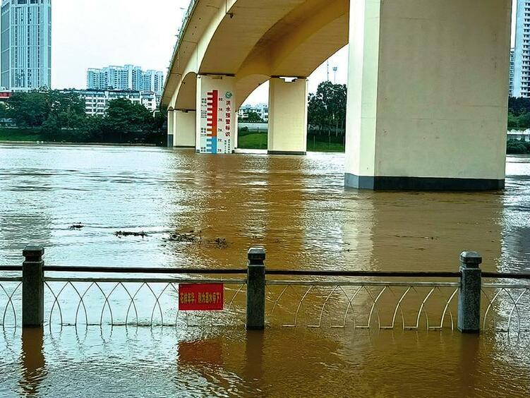 邕江迎来今年首个超设防水位洪水 两岸部分景观平台已被淹没