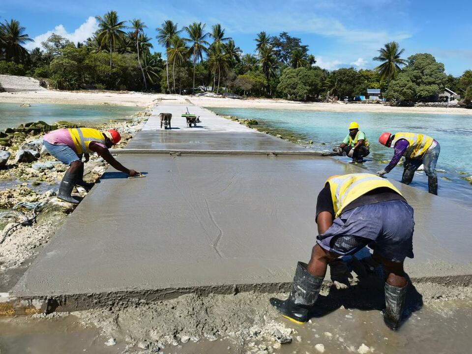 全球连线 | 中企“小而美”项目助力解决基里巴斯民众出行大问题