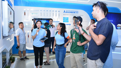 Блогеры из шести стран провели экскурсию в районе Яньта города Сиань и оценили научно-технический потенциал города будущей промышленности