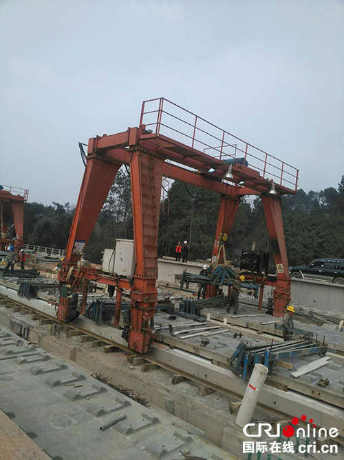 图片默认标题_fororder_成贵铁路宜宾县段无砟轨道板铺设全面结束