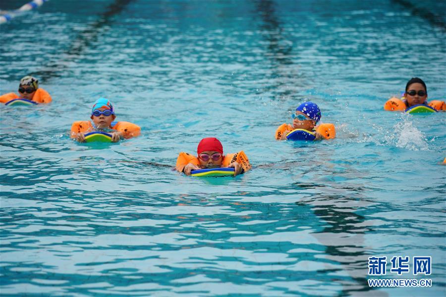 全民健身——河北沙河：暑假学游泳 清凉过夏日
