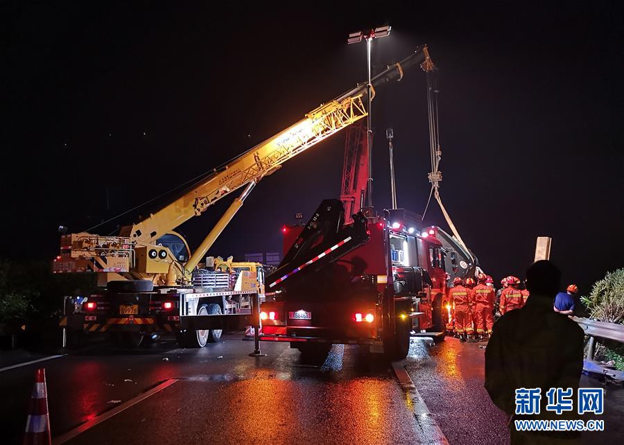 广东一辆大巴车在高速上侧翻 已致7人死亡 11人受伤