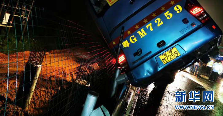 广东一辆大巴车在高速上侧翻 已致7人死亡 11人受伤