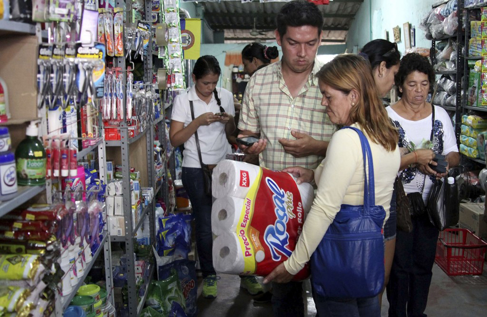 哥伦比亚与委内瑞拉边境临时开放,委内瑞拉居民在当地超市购买商品