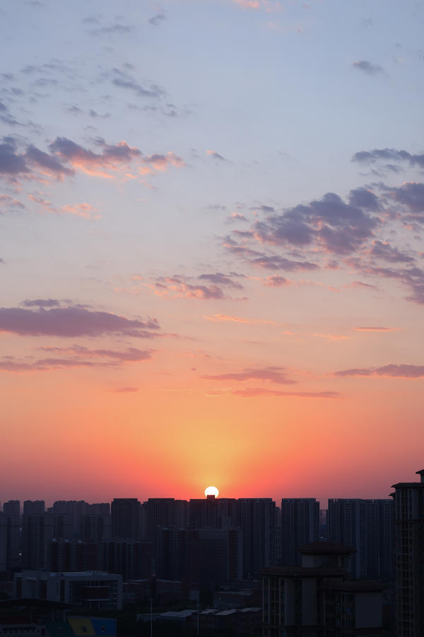 火烧云、超级月亮齐上阵 郑州的天空有点魔幻