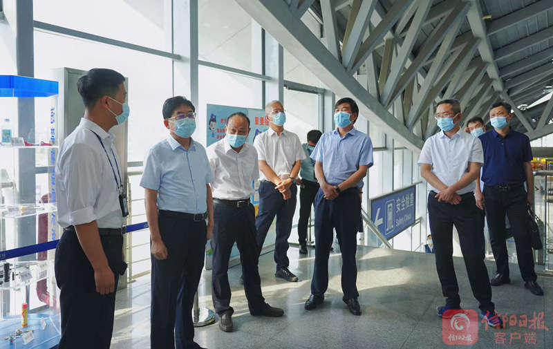 【客户端转发】信阳市市长陈志伟前往明港机场调研