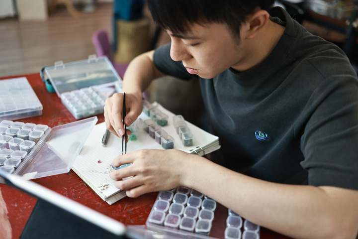 Filigree Mosaic Craftsman in Southwest China's Chongqing
