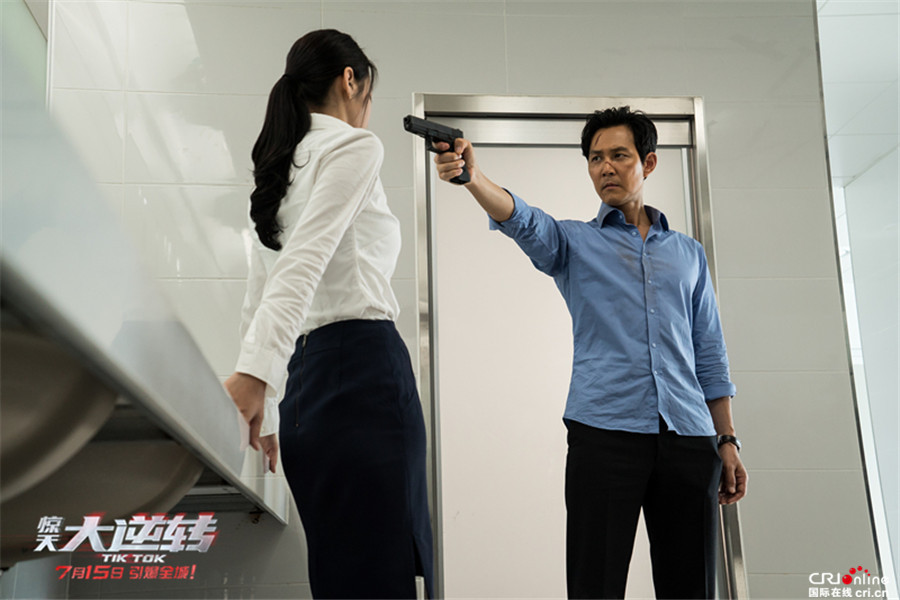 超前点映新玩法 《惊天大逆转》面具人专场获惊呼