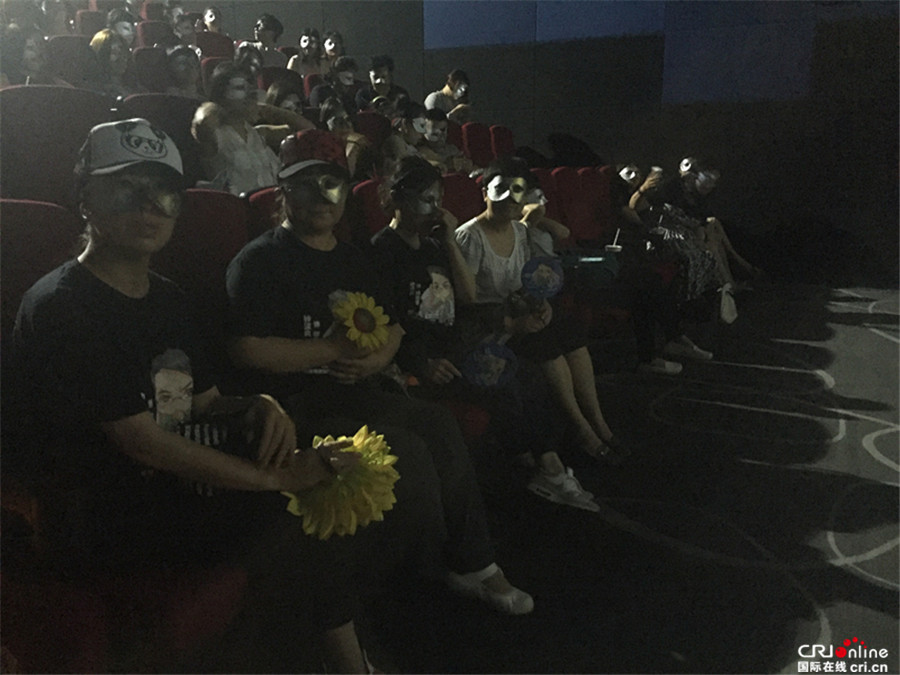 超前点映新玩法 《惊天大逆转》面具人专场获惊呼