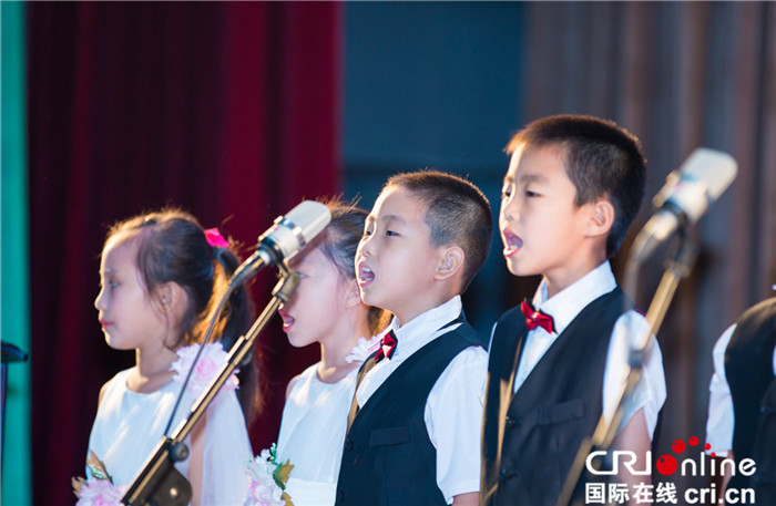 北京少儿爱乐合唱团举办"爱心手拉手"公益歌会