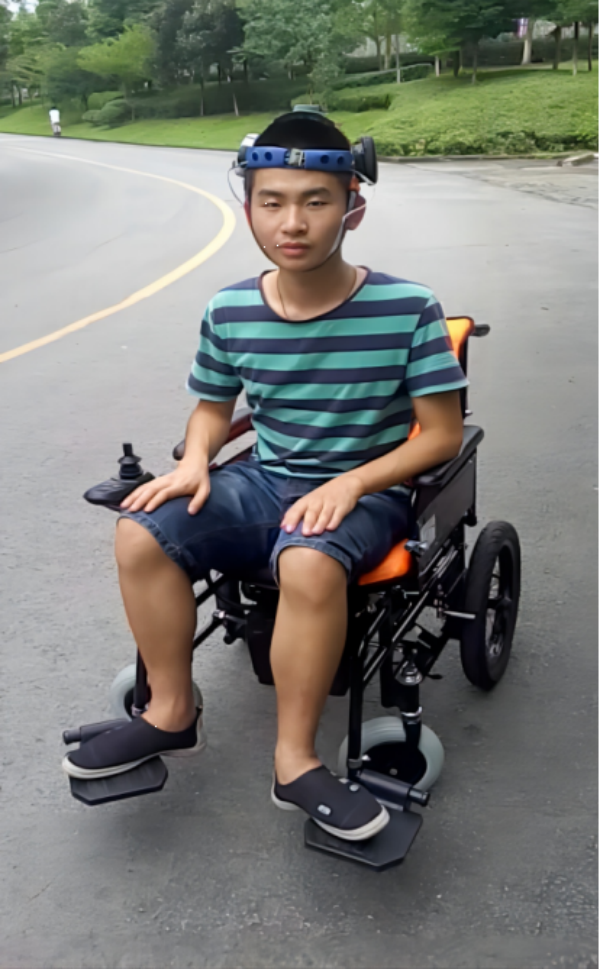 【原创】重庆科技学院研发团队推出多模式控制自主导航轮椅_fororder_图片2(1)
