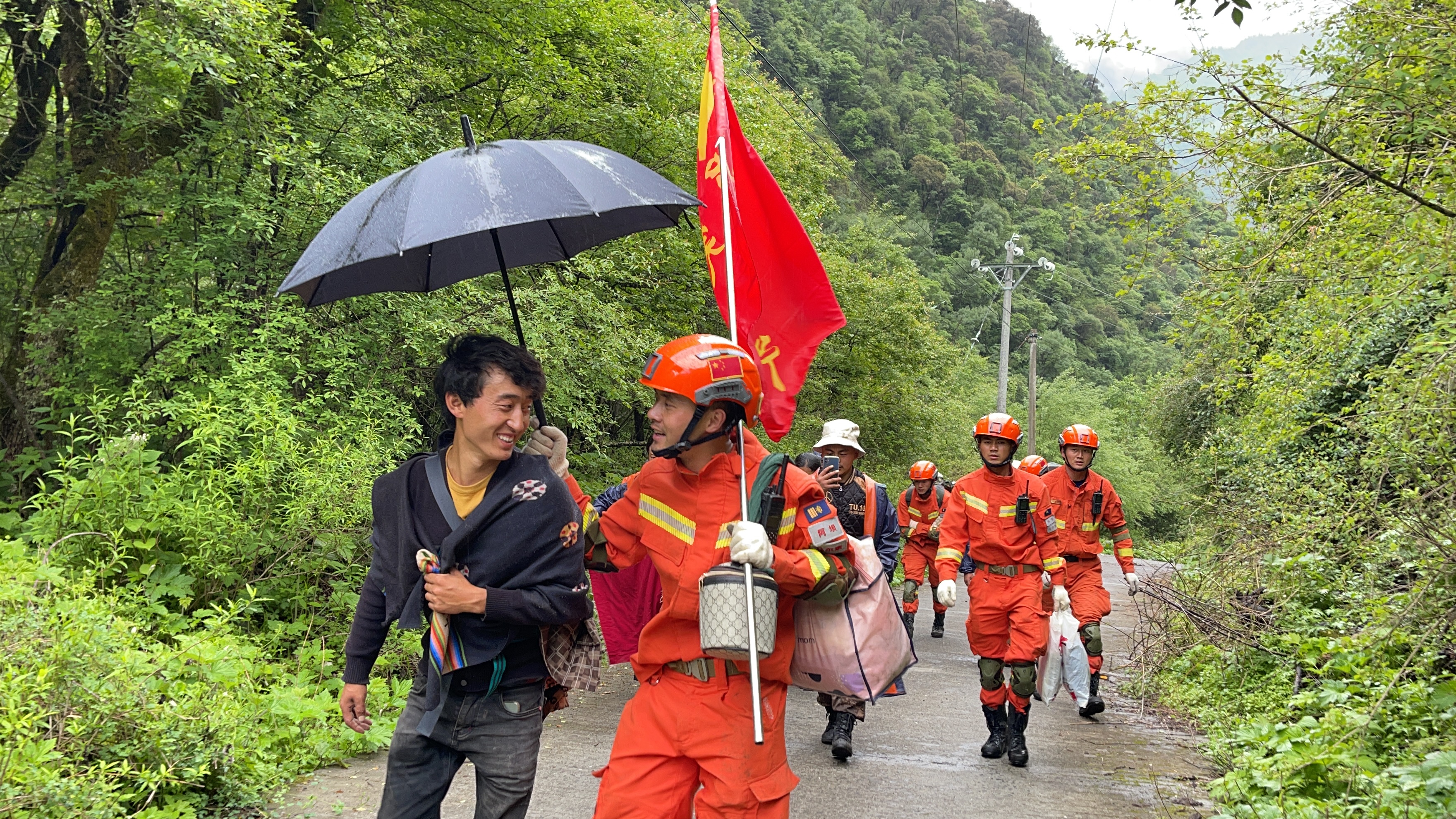 (转载)【马尔康6.0级震群】在震中,遇见温暖……