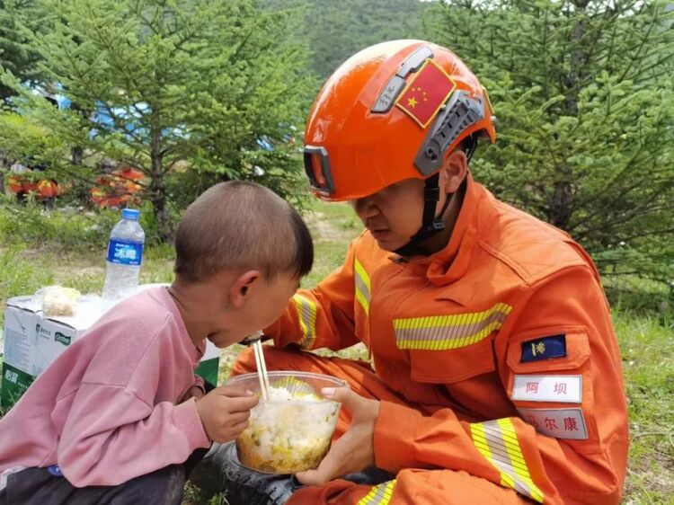 （转载）【马尔康6.0级震群】在震中，遇见温暖……