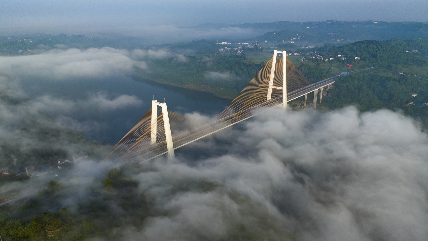 （转载）美轮美奂！航拍云雾中的广安清溪口渠江大桥
