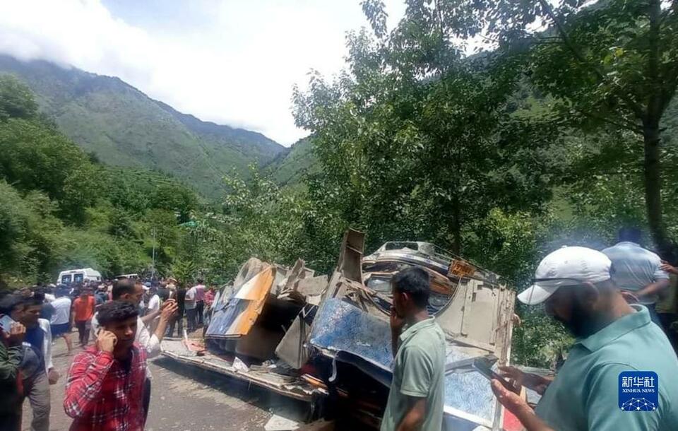 印度北部一公共汽车坠入山谷致12人死亡