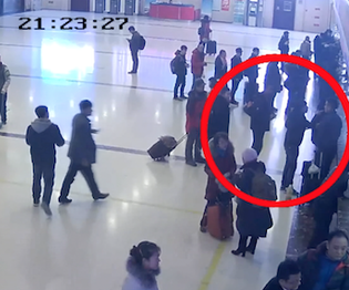 男子插队买票爆粗 竟是公安机关网上通缉在逃嫌疑人