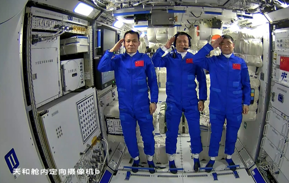 航天员入驻中国空间站“太空家园”一年啦！插图