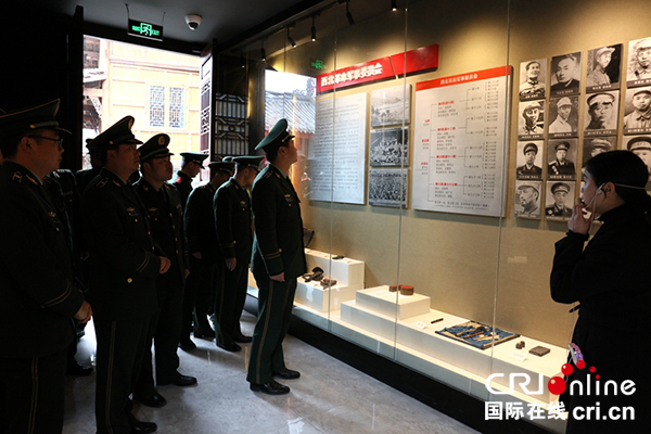 图片默认标题_fororder_消防官兵参观