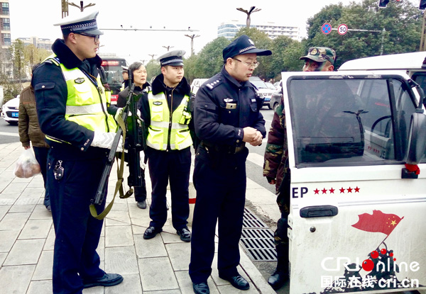 图片默认标题_fororder_查获现场（摄影徐建华）