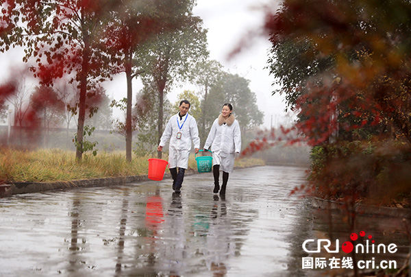 图片默认标题_fororder_华蓥市自来水厂的员工冒着寒风雨雪提取水质化验样品