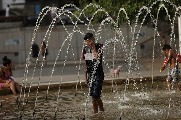 欧洲多国迎高温“烤”验 极端天气敲响气变警钟