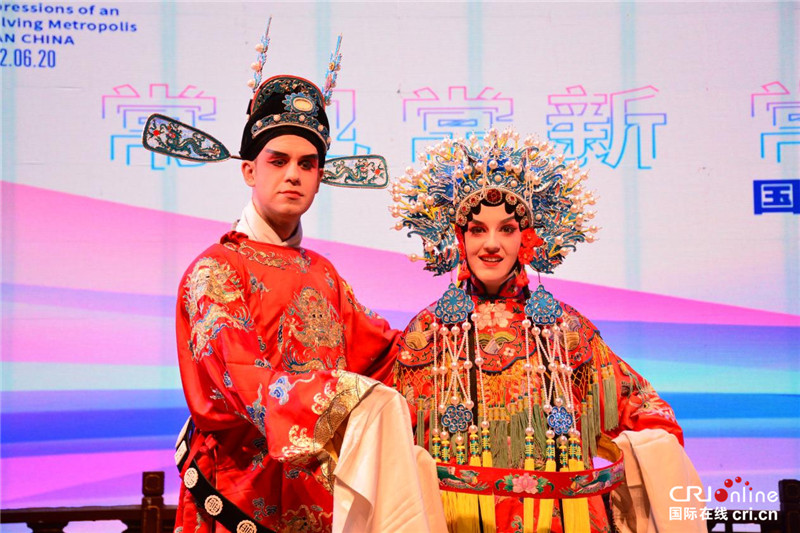 走进百年易俗社 外国博主“变装”状元郎 走进百年易俗社 外国博主“变装”状元郎_fororder_图片2