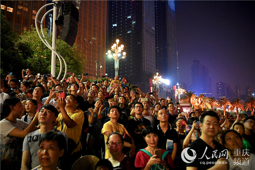 惊艳！无人机灯光秀点亮重庆南滨路 助力2019智博会
