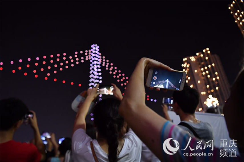 惊艳！无人机灯光秀点亮重庆南滨路 助力2019智博会