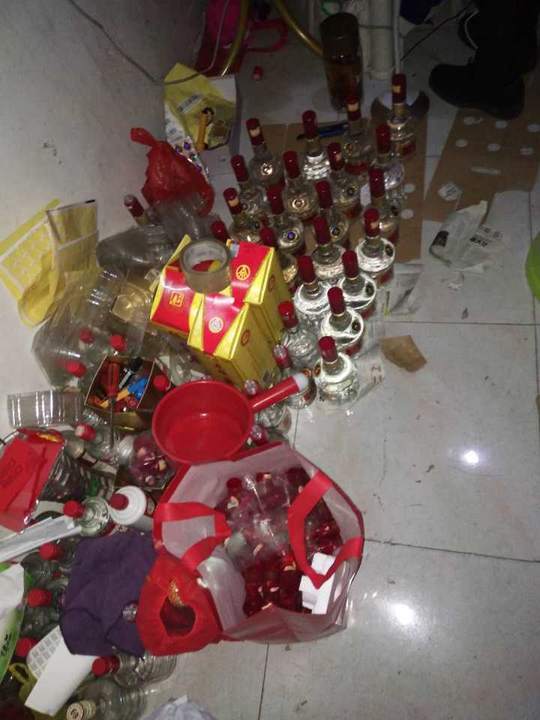 女子生产销售假酒：假冒五粮液价格翻16倍