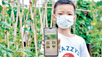 武汉市民借助5G技术种菜“开心农场”